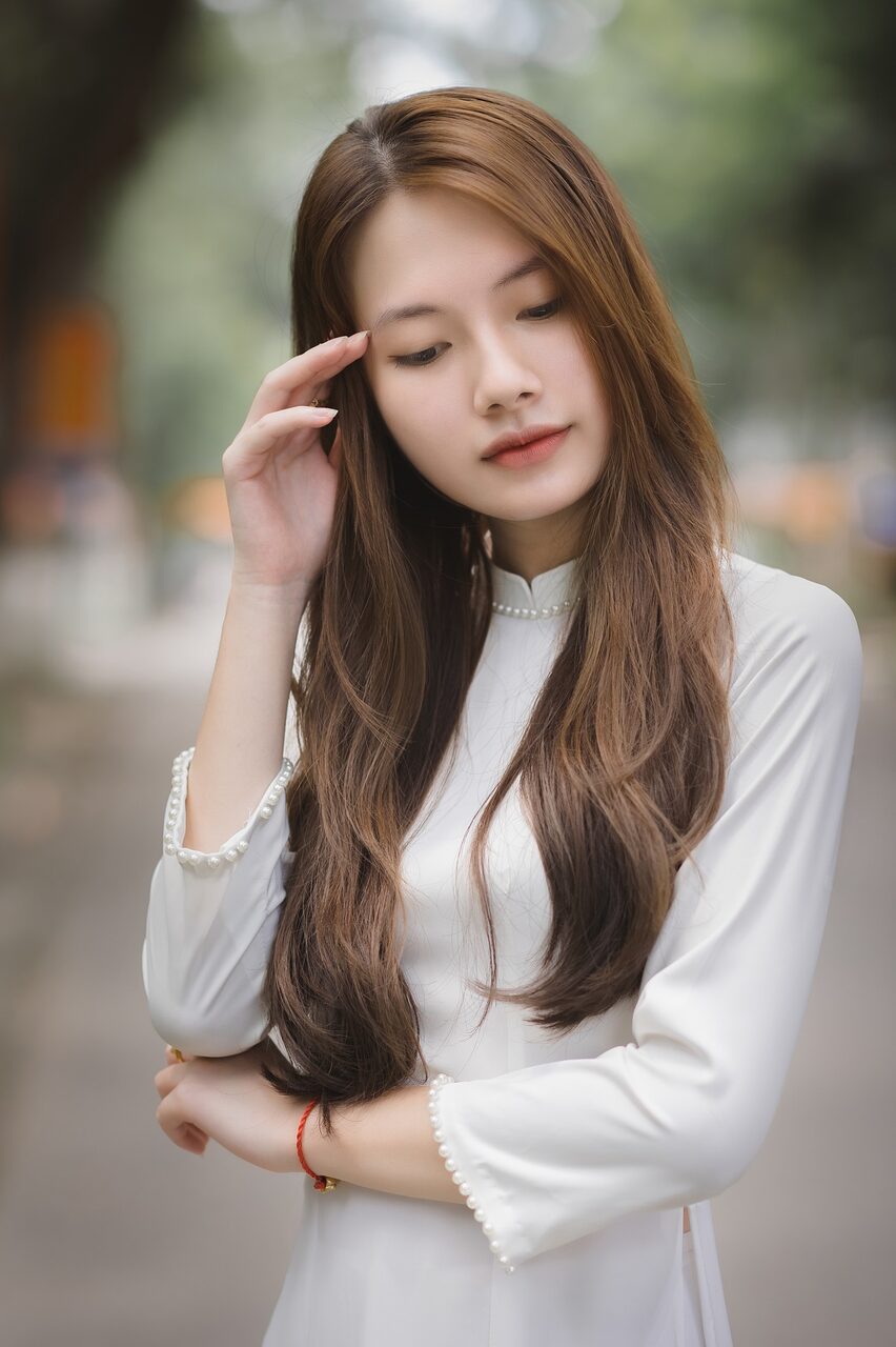 停下来把头发别到耳后，逆光给发梢镶了一道金边。